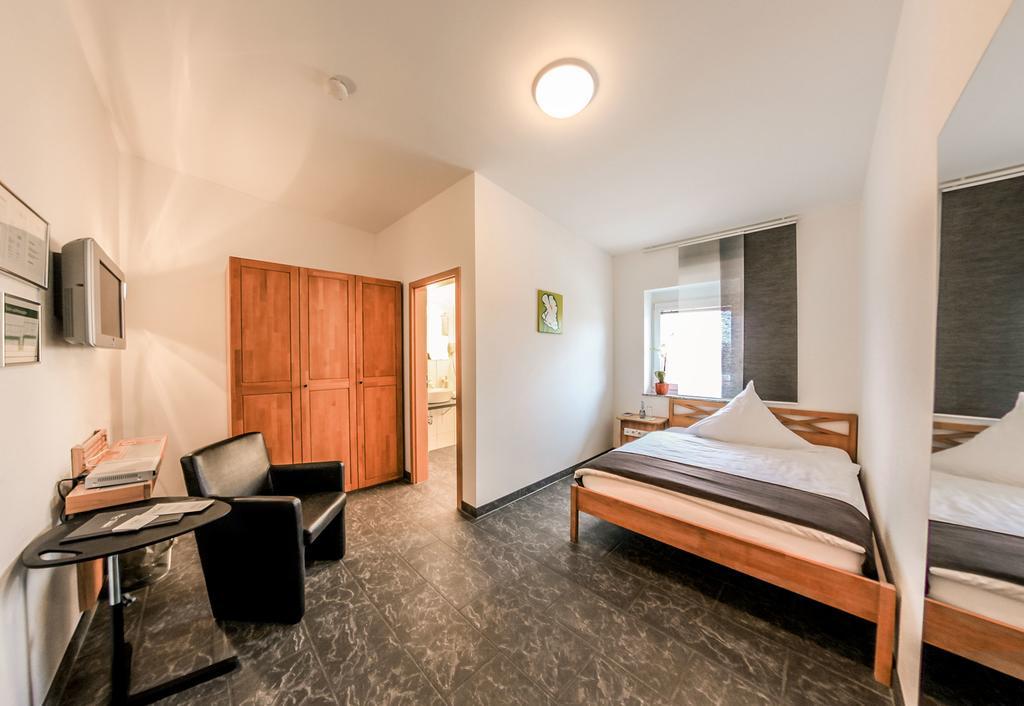 Inwest Hotel Garni Crailsheim Room photo